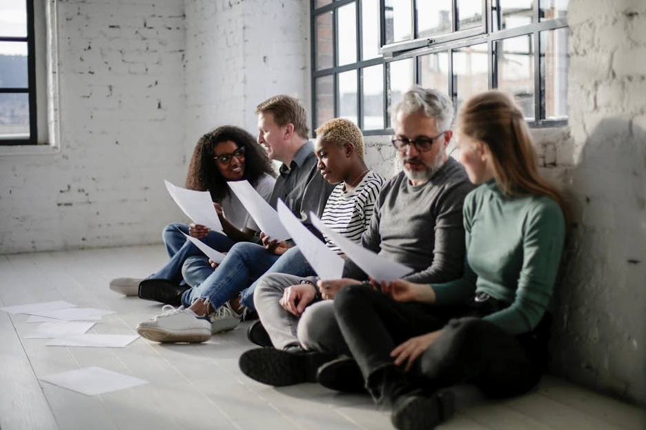 Zespół ekspertów social media pracujący nad strategią marketingową w nowoczesnym biurze.